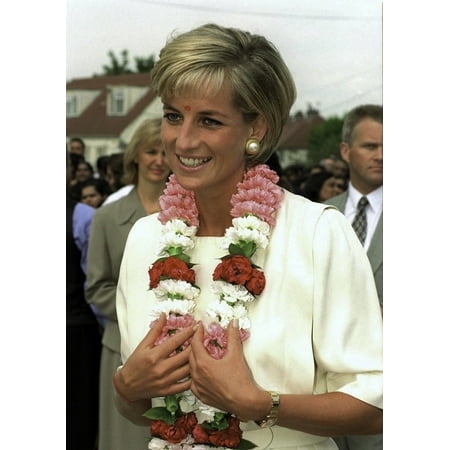 North Wales Accent Princess Diana Hrh Princess Of Wales Visiting the Shri Swaminarayan Mandir Hindu Temple in Neaen North London Wearing A Garland Of Flowers Photo Print ()