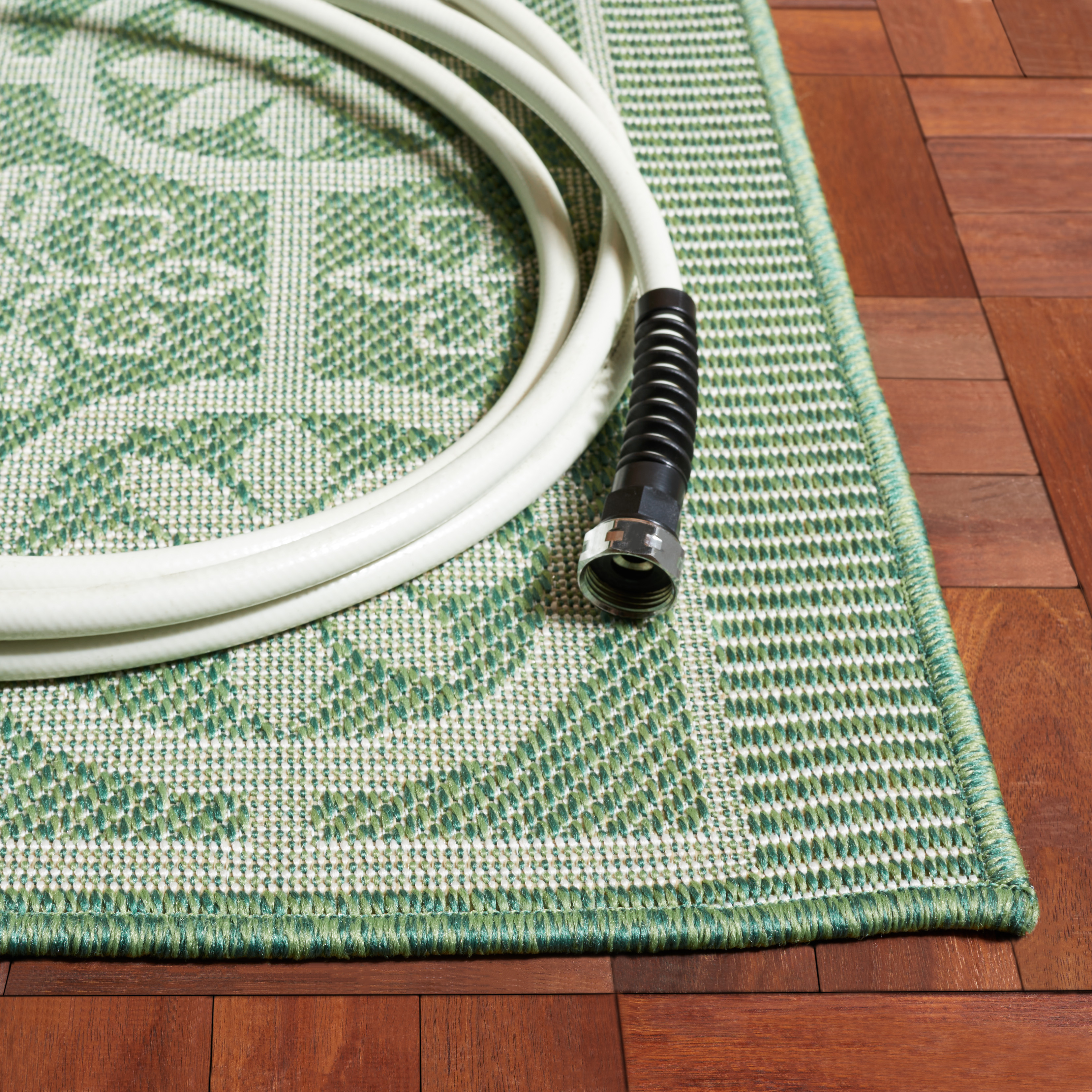 SAFAVIEH Machine Washable Rug Indoor/Outdoor Bermuda Collection - Bermuda Feride Floral Indoor/Outdoor Area Rug, Green/Ivory, 5'3" x 7'6"