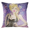 thumbnail image 1 of RYLABLUE Pop de Jeune Femme Chantant Microphone dans Sa Main Jeter Taie d'Oreiller Housse de Coussin, 1 of 1