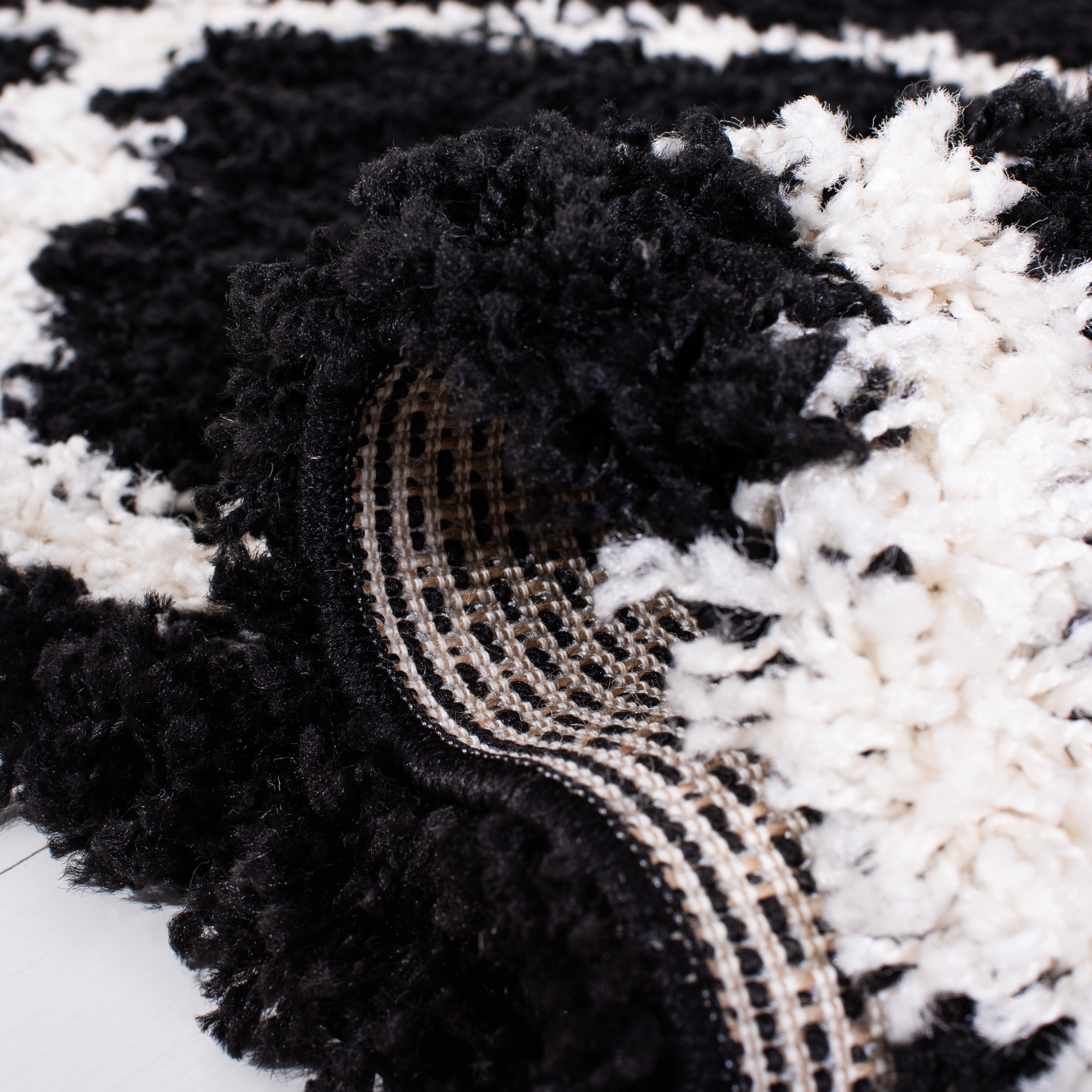 SAFAVIEH Dallas Logan Geometric Shag Area Rug, Black/Ivory, 5'1" x 7'6"