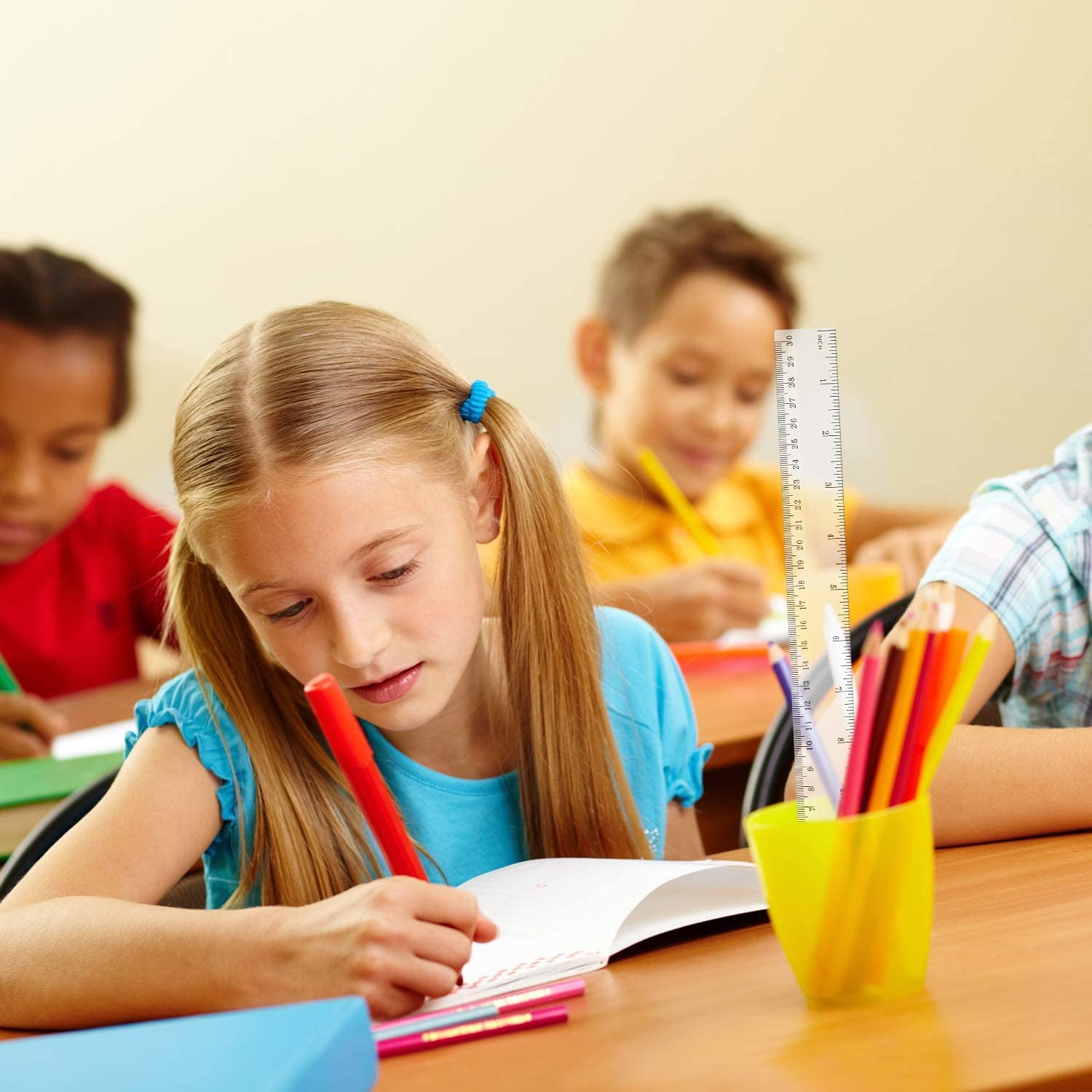 девочка смеется в классе. радостный школьник. толпа школьников. дети смеются в школе. ученики в школе.