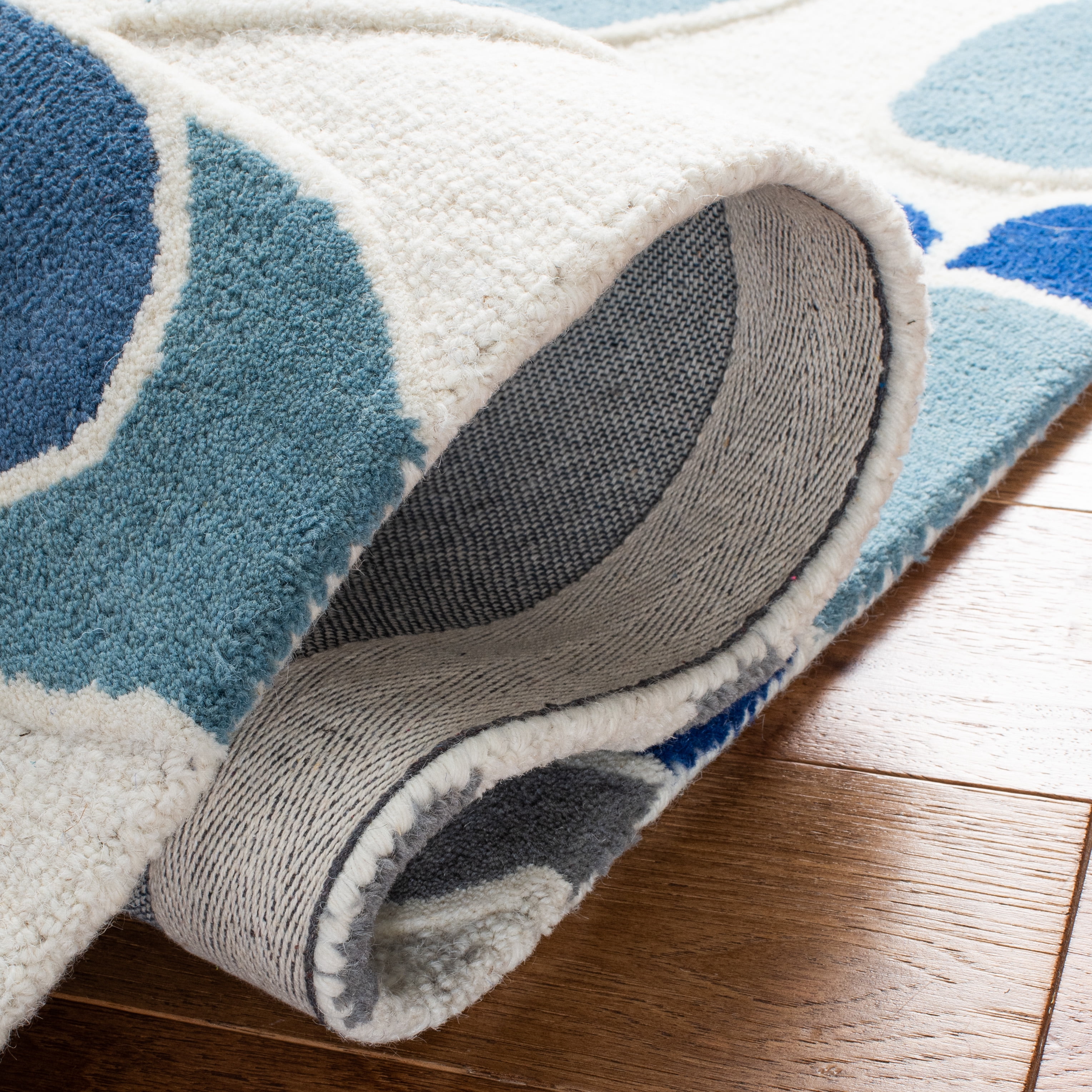 SAFAVIEH Kids Floral Flower Bursts Area Rug, Ivory/Blue, 5' x 5' Square