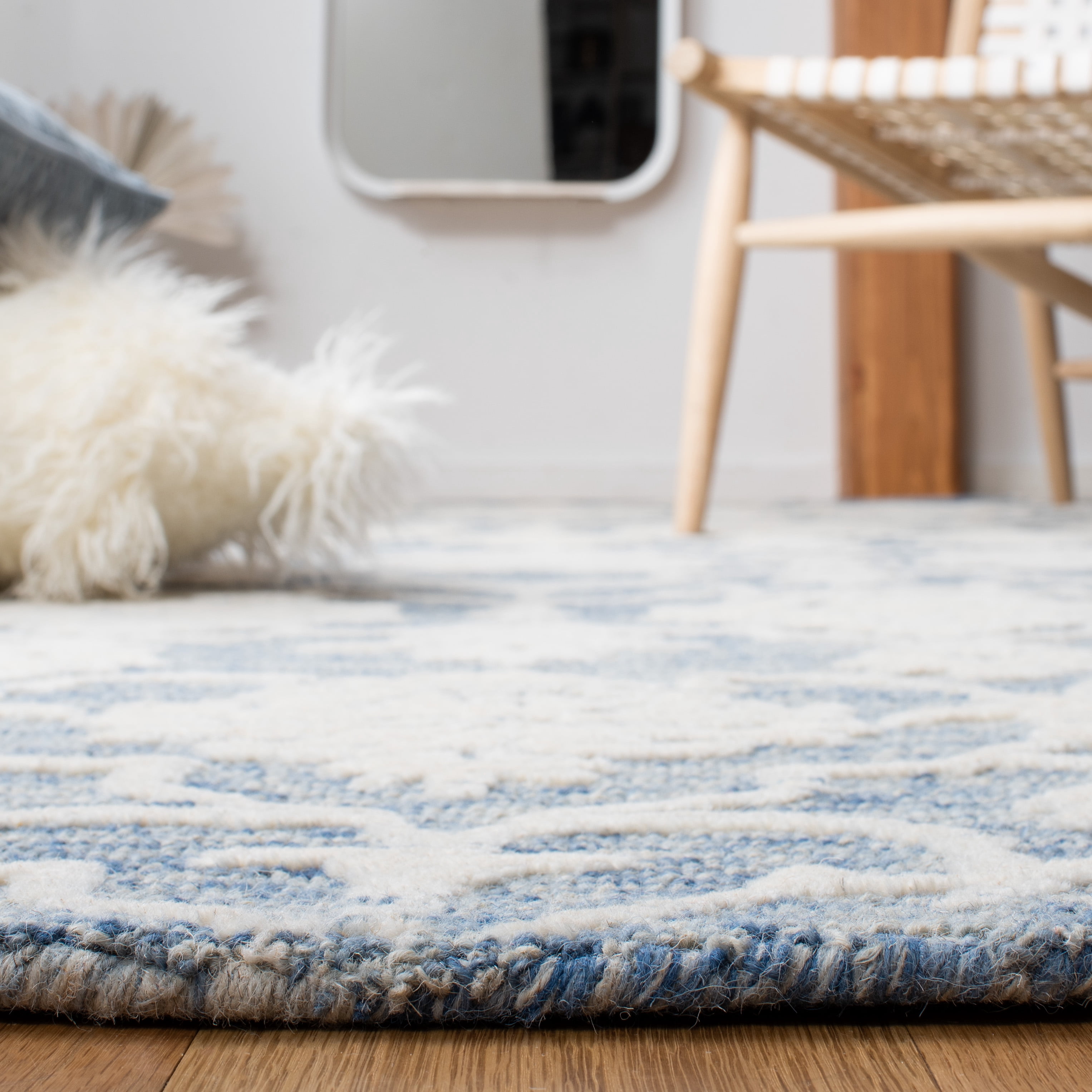 SAFAVIEH Metro Sutton Medallion Area Rug, Blue/Ivory, 6' x 6' Round