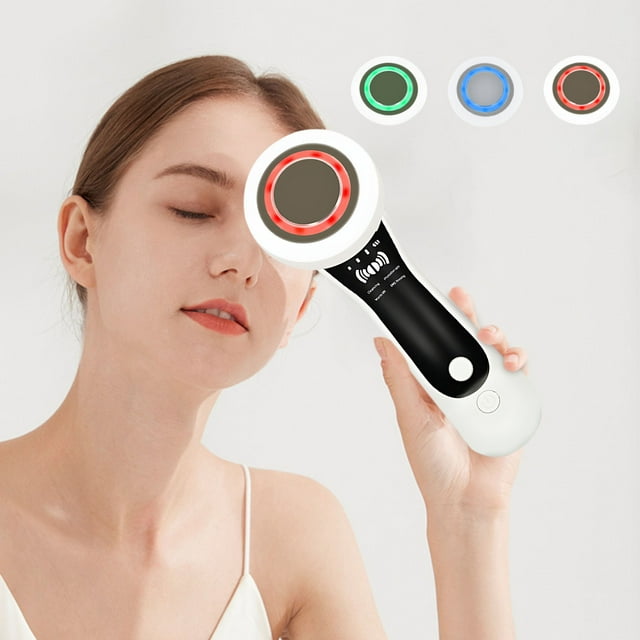 hot6sl ofertas y liquidaciones dispositivo de introducción al rejuvenecimiento con fotografías dispositivo de belleza facial con luz de color lifting blanco, mano sosteniendo vista frontal del aparato blanco y negro con cabezal circular iluminado en rojo, panel con iconos de tres modos visibles y tres anillos de color (verde, azul, rojo) en la esquina superior; modelo sujetándolo junto al rostro sobre fondo neutro. A menudo usado como complemento portátil para rutinas de cuidado facial.
