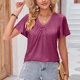thumbnail image 4 of Top de verano para mujer, camiseta informal holgada de manga corta con volantes y busto fruncido con cuello en V para mujer, color morado y rojo L, 4 of 7