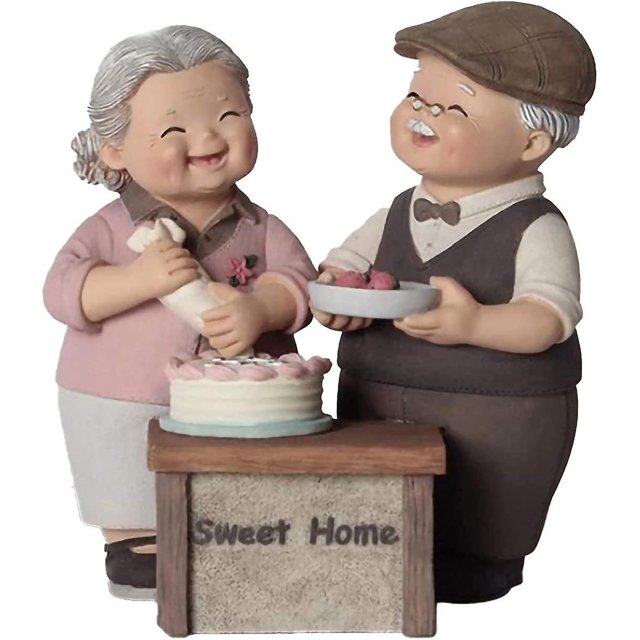 regalo de aniversario de bodas tangjmxg figuras de resina para parejas mayores — figura de resina frontal de una pareja de ancianos sonrientes: mujer con blusa rosa decorando un pastel blanco con manga pastelera y hombre con chaleco oscuro, pajarita y gorra sosteniendo fresas sobre un mostrador que dice “Sweet Home”; detalles pintados y textura mate, ideal como decoración de hogar o regalo de aniversario.