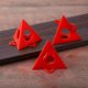 thumbnail image 4 of Paquete de 10 soportes perforados para pintura de carpintería, soportes piramidales, soporte triangular de plástico rojo, 4 of 5