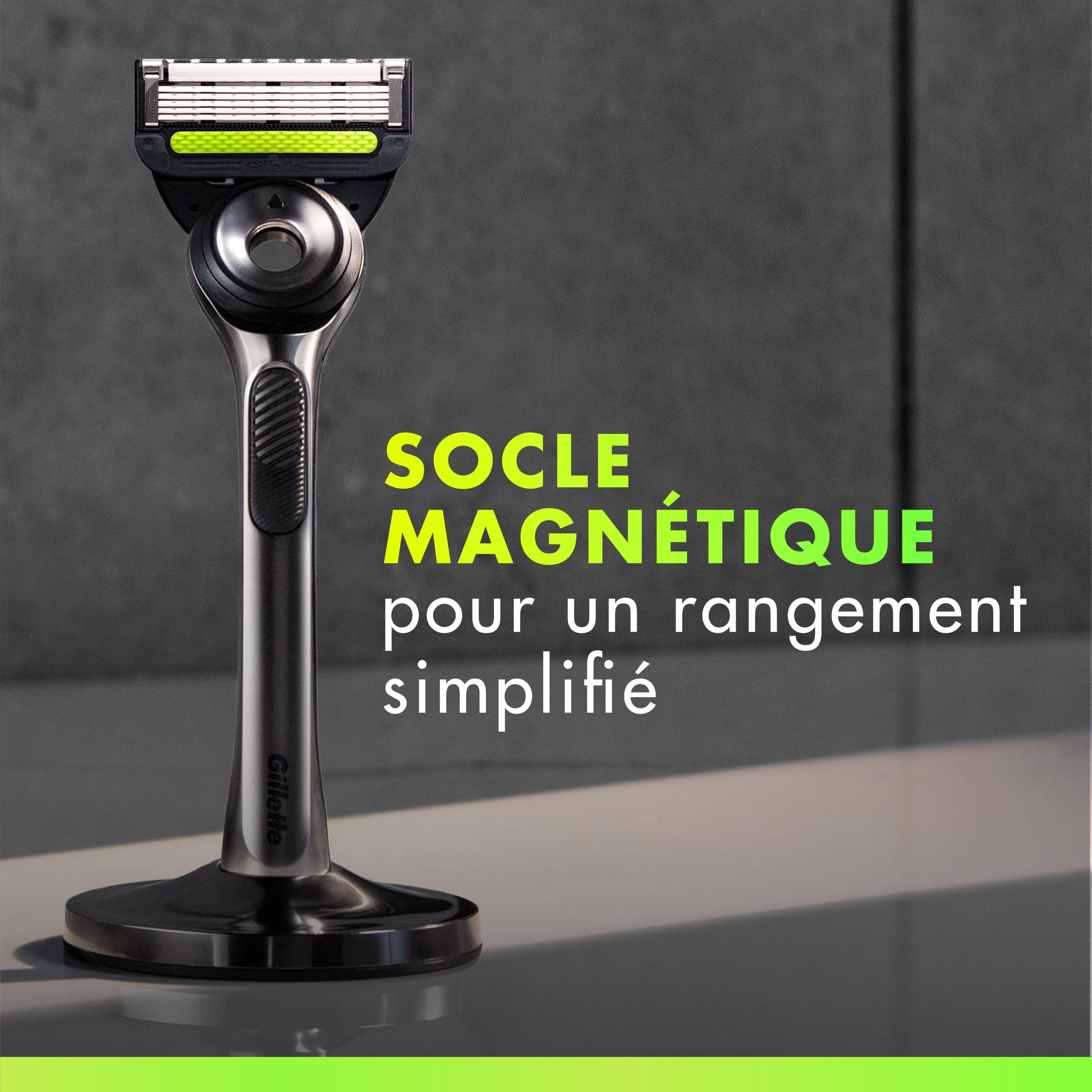 Rasoir GilletteLabs pour hommes avec barre exfoliante par Gillette, 1 manche, 1 cartouche de rechange, comprend un socle magnétique haut de gamme 1CT