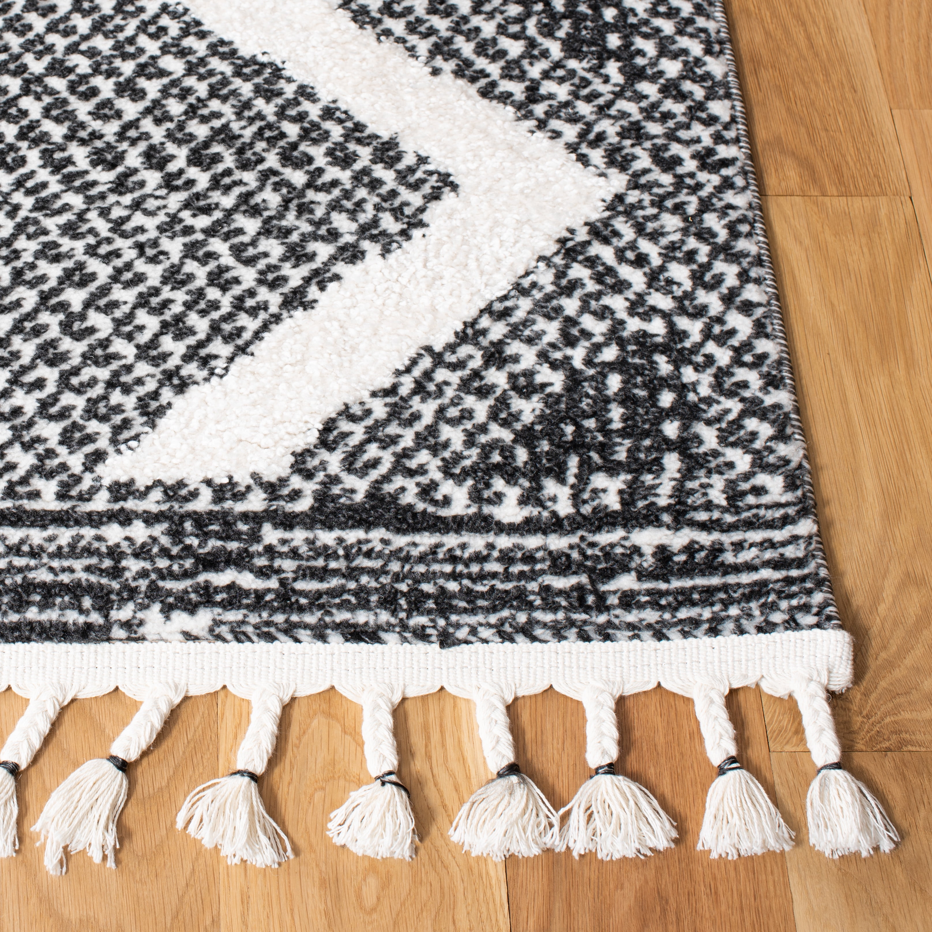 SAFAVIEH Moroccan Tassel Reanna Southwestern Shag Area Rug, Ivory/Black, 4'5" x 6'5"