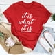 thumbnail image 2 of Camisa de verano suave de manga corta y cuello redondo para mujer: blusa informal holgada con estampado de letras en rojo y blanco, 2 of 4