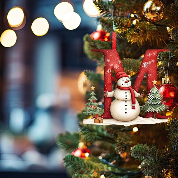 Adornos Colgantes para Árbol de Navidad con 26 Letras | Decoración Navideña Personalizada | Material Acrílico | Tamaño: 10 Cm | 26 Unidades | Diseño con Gorro de Papá Noel y Detalles En Rojo