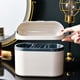 thumbnail image 1 of Mini bote de basura con tapa | Pequeño cesto de residuos para encimera, escritorio, baño, tocador de maquillaje | Cubo de pelusa de plástico extraíble de 4L | Soporte compacto para basura para, 1 of 7