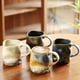 thumbnail image 1 of Diseño único de la taza de café de cerámica | Empuñadura ergonómica | Copa térmicamente aislada | Blanco Amarillo Café Azul | 12x8,2x9,5cm | Cerámica de grado alimentario duradera | Vatenas para el, 1 of 6