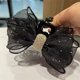 thumbnail image 1 of Elegante horquilla de alta gama con forma de tiburón y pinza para el pelo de plumas negras grandes para mujer, 1 of 6