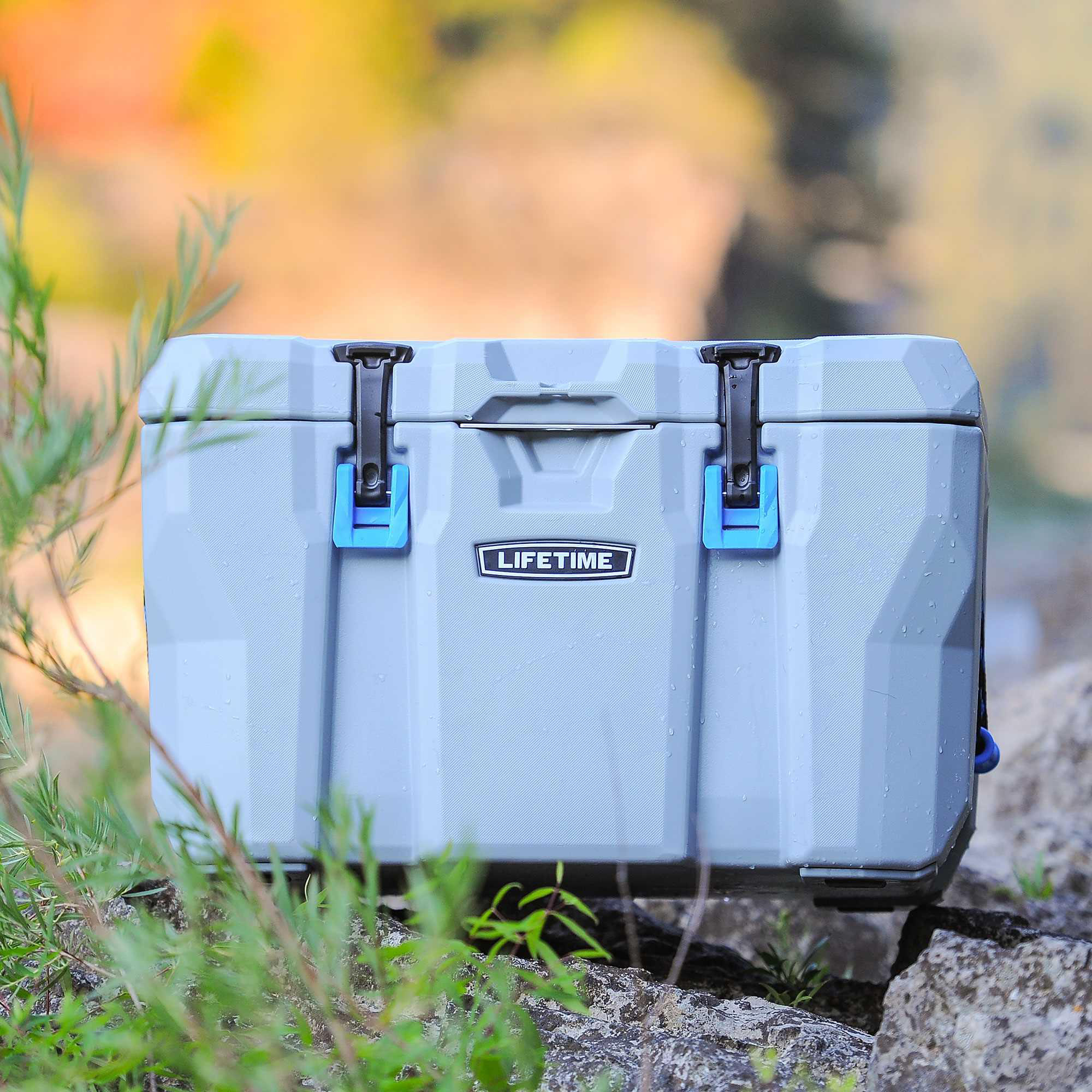 Lifetime 55qt Hielera de Camping Resistente a Osos, Alto Rendimiento, Retención de Hielo, Capacidad 60 Latas, Gris Claro 2