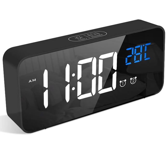 EGNMCR Réveil Horloge Murale Réveil Numérique avec Corps en Plastique Noir et Grand Miroir à DEL Affichant l'Heure et la Température. Caractéristiques Incluant une Fonction Répétition, Chargement par port USB, Connectivité Bluetooth 5.0, radio FM, Entrée AUX et Haut-Parleur 3 W avec Basses Vibrantes. dimensions Compactes de 14,5 x 6,7 cm, Alimenté par une Pile au lithium de 1200 mAh avec une Autonomie de 8 Heures. Convient pour une Utilisation au Chevet Ou comme Horloge de Voyage.