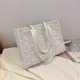 thumbnail image 4 of Bolso de hombro blanco para mujer, nuevo bolso de hombro con textura de nicho francés de moda 2022, bolso de mano portátil para mujer, 4 of 5