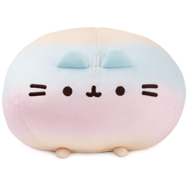 peluche gund pusheen rainbow round squisheen 28 cm Peluche redondo Pusheen 28 cm con degradado arcoíris multicolor, vista frontal centrada; forma ovalada y compacta, felpa muy suave y apretable, rasgos faciales bordados en hilo oscuro y patas delanteras pequeñas visibles sobre fondo blanco; ideal como decoración y para coleccionistas de peluches.