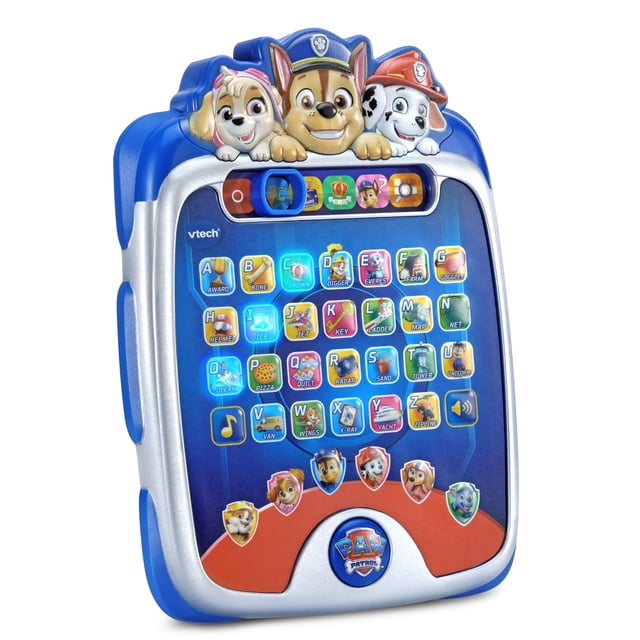 misiones iluminadas de pup pad vtech paw patrol con efectos de sonido, almohadilla educativa multicolor tipo tablet vista frontal 3/4 con 26 botones iluminados A–Z y pequeños íconos de cachorros en la parte superior; seis botones de personaje en fila inferior, controles de volumen y botón de nota musical visibles, carcasa plástica azul y panel ilustrado; diseñada para lectoescritura, practicar ortografía y conteo y suele usarse para juegos de adivinanzas; para mayores de 3 años.