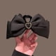 thumbnail image 1 of Elegante horquilla de alta gama con forma de tiburón y pinza para el pelo de plumas negras grandes para mujer, 1 of 1
