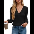 thumbnail image 2 of Camiseta Informal de Larga con Cuello en V y para Mujer, Color Liso Negro M, 2 of 9