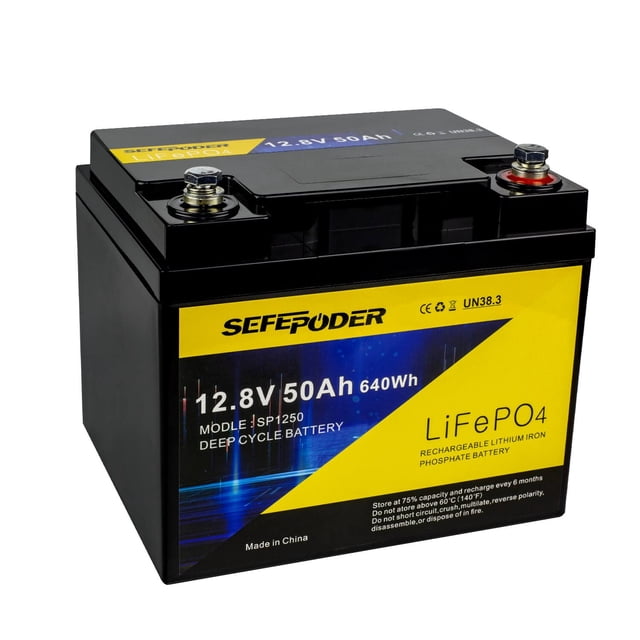 batería de litio lifepo4 12v 50ah 4000+ de ciclo profundo con bms, vista frontal en 3/4 de batería rectangular negra con etiqueta amarilla y azul que indica 12.8V 50Ah y LiFePO4; tapa con dos bornes roscados y carcasa rígida; uso habitual en iluminación de emergencia, RV, energía solar y aplicaciones marinas; a menudo usada también como respaldo portátil para campamento.
