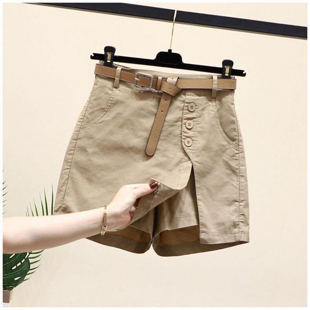 pantalones cortos de algodón con cinturón para mujer, versión de verano de joker, khaki. Vista frontal centrada de falda‑pantalón colgada en percha con cinturón fino, cintura alta y silueta en A; tres botones decorativos en el delantero, abertura que revela el short interior, bolsillos laterales y tejido de algodón liso. Ideal para looks casuales de verano.