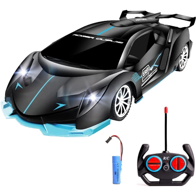 coche de control remoto para niños rápido escala 1/18 recargable rc vehículos coches juguetes regalos de navidad para niños de alta velocidad con faros (negro azul) Vista 3/4 frontal de coche RC 1/18 negro con detalles azul claro y alerón trasero; faros delanteros encendidos, parachoques azul, pintura esmerilada, llantas blancas y neumáticos de caucho. Incluye batería recargable y control remoto con antena; dimensiones aproximadas 9" x 4.2" x 2.5". Apto para niños de 3–9 años; a menudo se usa también para prácticas de manejo RC para principiantes.