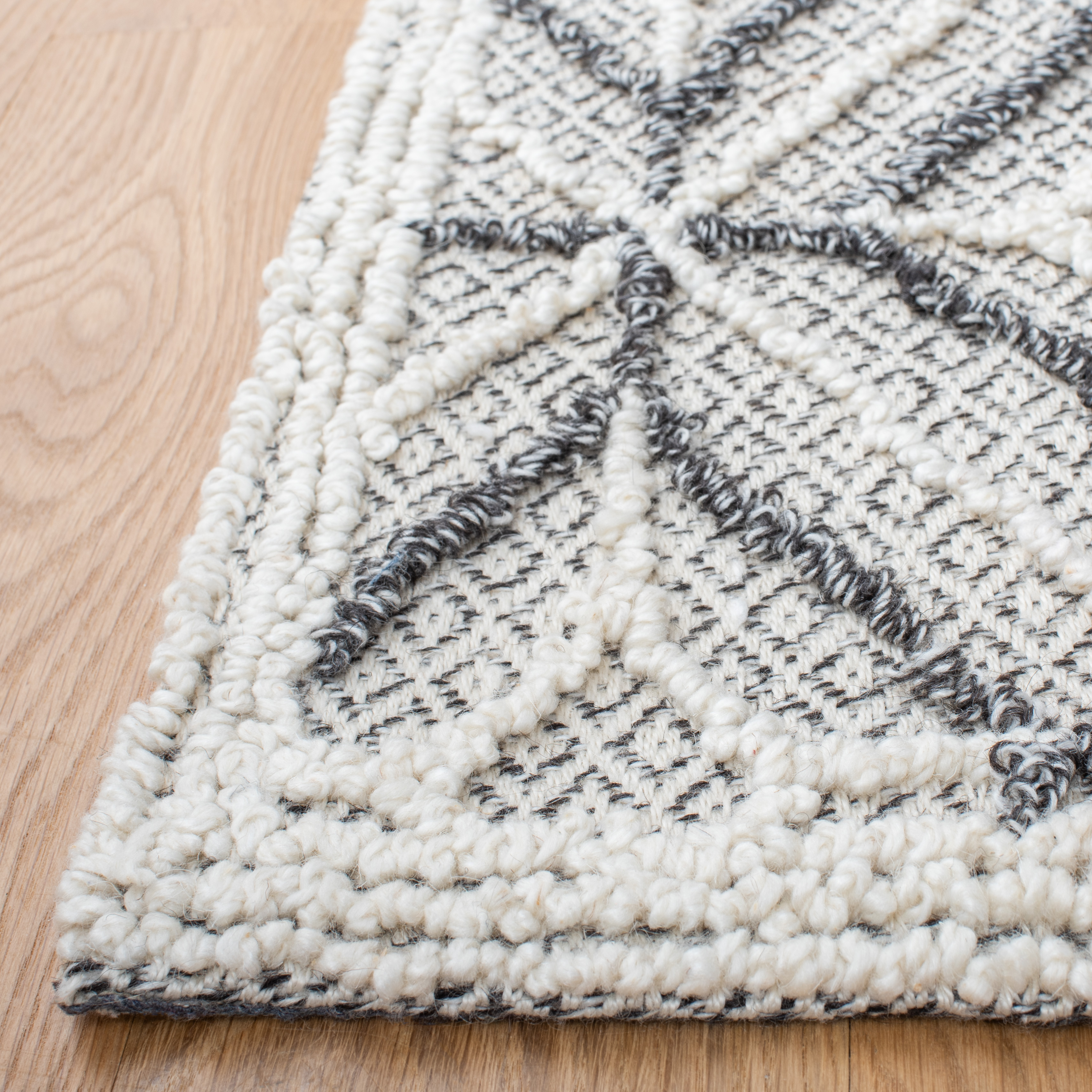 SAFAVIEH Trace Gervase Geometric Wool Area Rug, Grey/Black, 6' x 6' Square