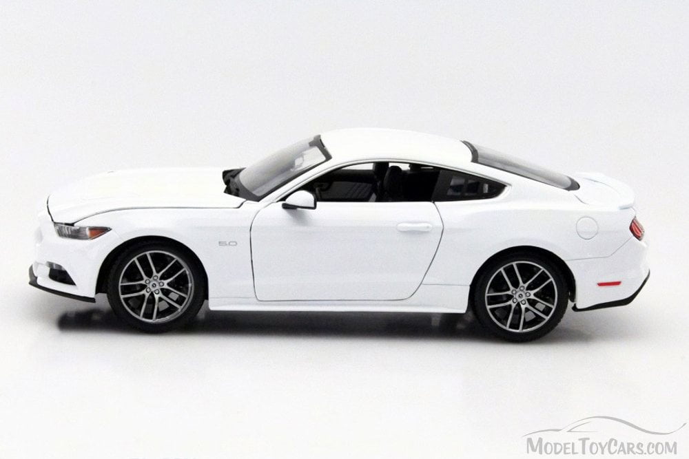 2015 Ford Mustang GT, White - Maisto 38133 - 1/18 Scale Diecast