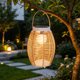 thumbnail image 5 of Lámpara colgante solar para jardín con diseño de ratán tejido: lámpara decorativa impermeable para exteriores, ideal para villas, casas de huéspedes, patios y balcones., 5 of 6