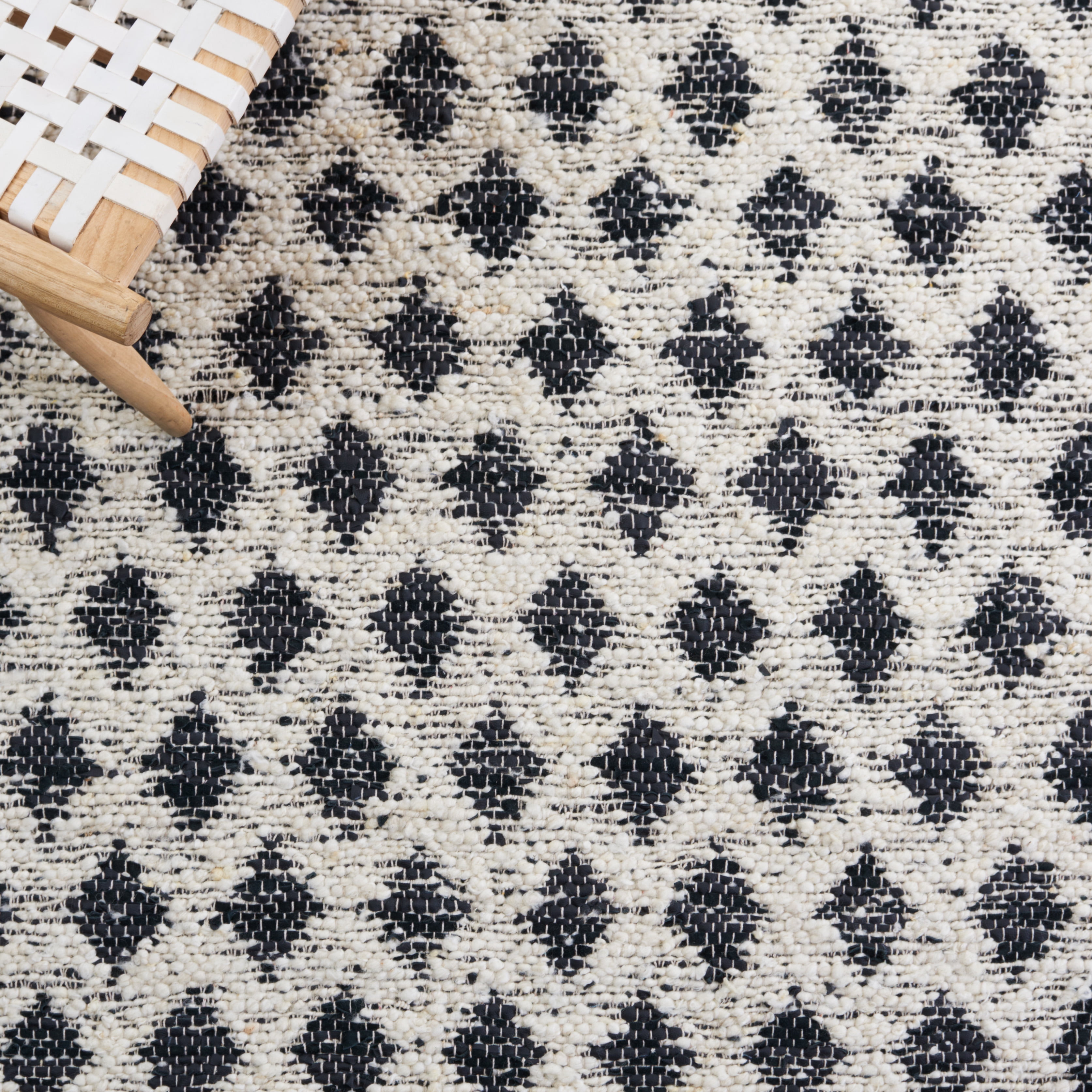SAFAVIEH Natura Duncan Diamond Area Rug, Beige/Black, 3' x 5'