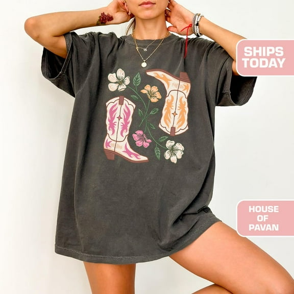 Western Graphic Tee, Yeehaw Cowgirl Oversized Shirt for Women, Vintage Rodeo T-Shirt Boho Cowboy Aesthetic Top