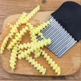 thumbnail image 4 of Cortador de papas de acero inoxidable, cortador de papas fritas multifuncional engrosado, cuchillo de papa de dientes de lobo de cocina, cortador de papas de onda doméstico, cortador de papas fritas, 4 of 5