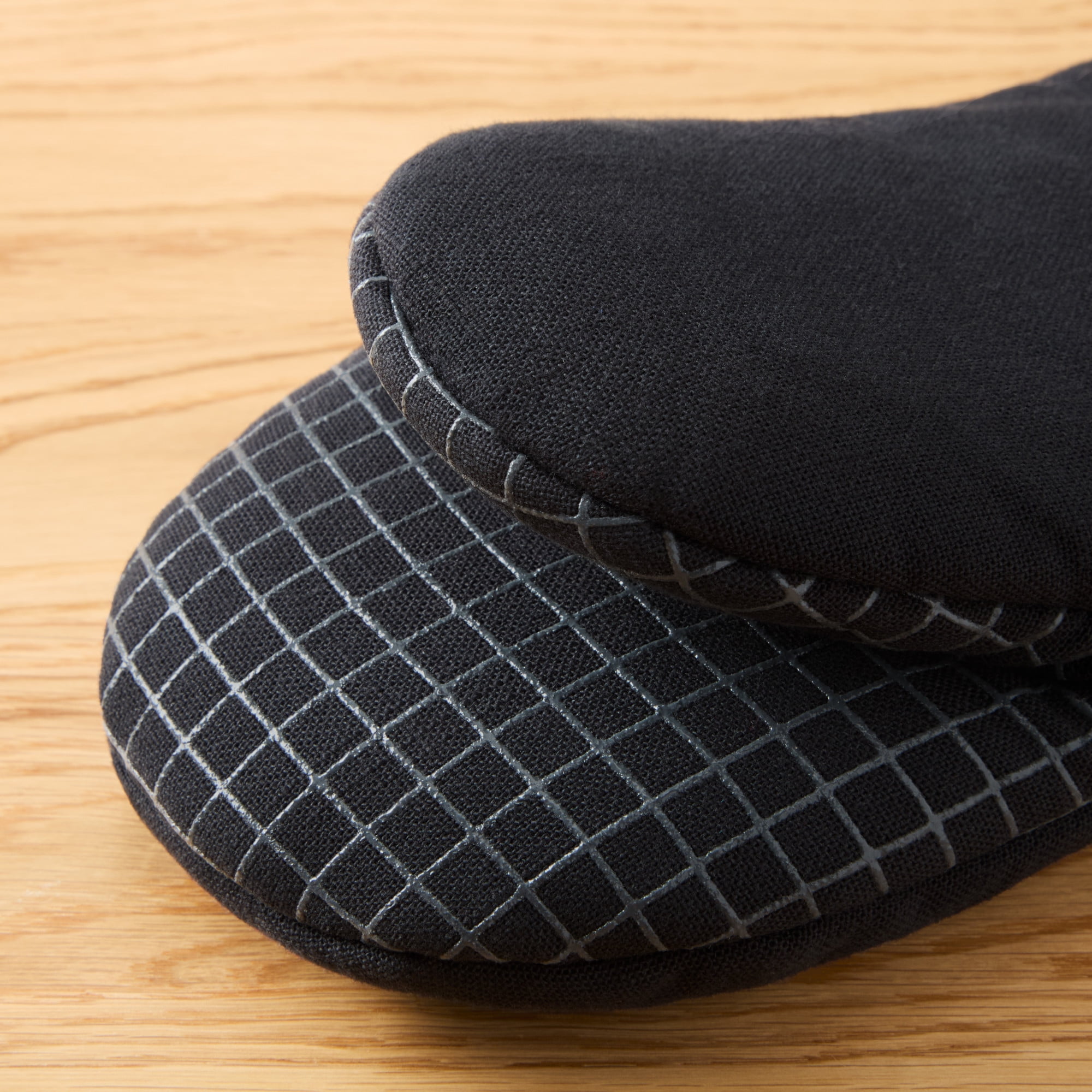 KITCHENAID Gourmet Series Gridlines Mini Oven Mitts 2-Pack Set, Heat Resistant up to 600°F, Soft Silicone Grip, Magnetic Cuff, Matte Black, 5.5"x9"