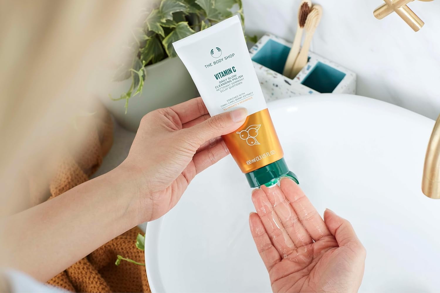 The Body Shop Vitamin C Face Cleanser & Daily Exfoliating Polish | Brightening Facial Wash for All Skin Types, 100ML