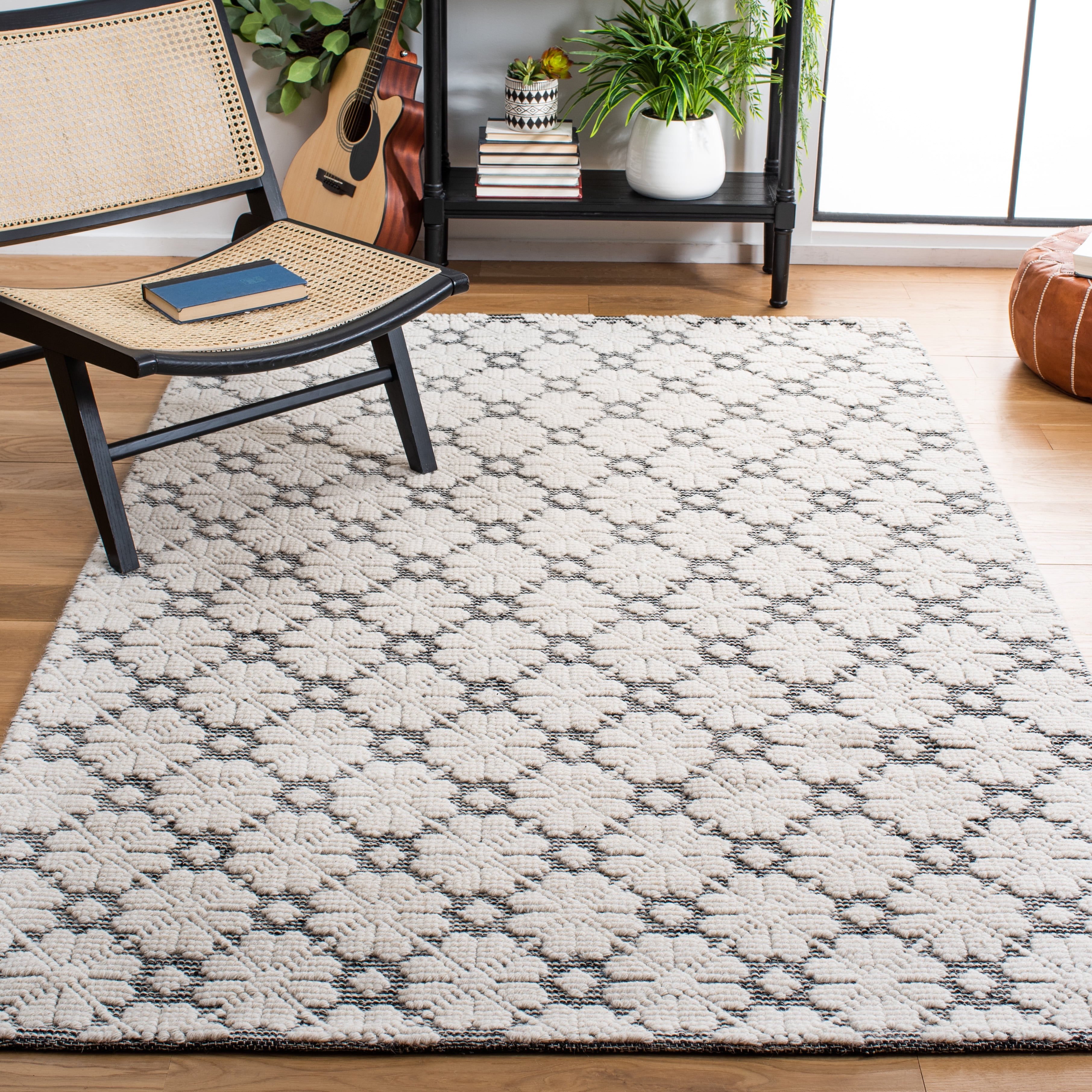 SAFAVIEH Martha Stewart Vermont Floral Area Rug, Ivory/Black, 4' x 6'