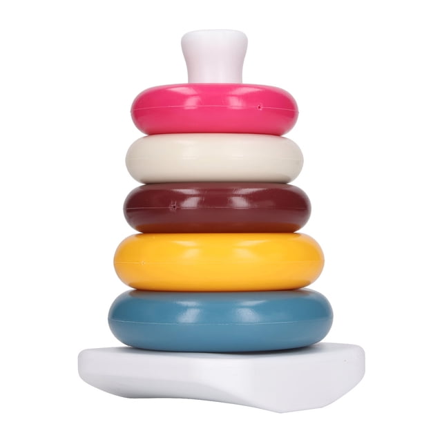 juguete de apilamiento de anillos para bebés, vista frontal centrada de base blanca con cinco anillos plásticos multicolor apilados (azul, amarillo, marrón, crema, rosa) y tope blanco; superficies lisas sin rebabas, diseñado para desarrollar motricidad fina, clasificación y reconocimiento de tamaños y colores en casa o escuela, a menudo usado para prácticas de conteo sencillas.