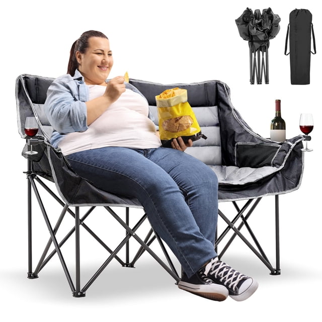 silla de camping extra grande slsy, silla plegable para 2 personas loveseat negro y gris con asiento lunar totalmente acolchado y respaldo ergonómico; vista frontal 3/4, estructura de acero plegable, reposabrazos con portavasos y bolsillos laterales, incluye bolsa de transporte y versión plegada mostrada — ideal para camping, picnic y eventos; soporta 450 kg (990 lbs).