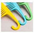 thumbnail image 5 of Peine de dientes anchos de 7 piezas, peine grande con gancho, peine de dientes anchos para cabello rizado, cabello húmedo y seco, peine desenredante, peine para peinar y champú, 7 colores, 5 of 5