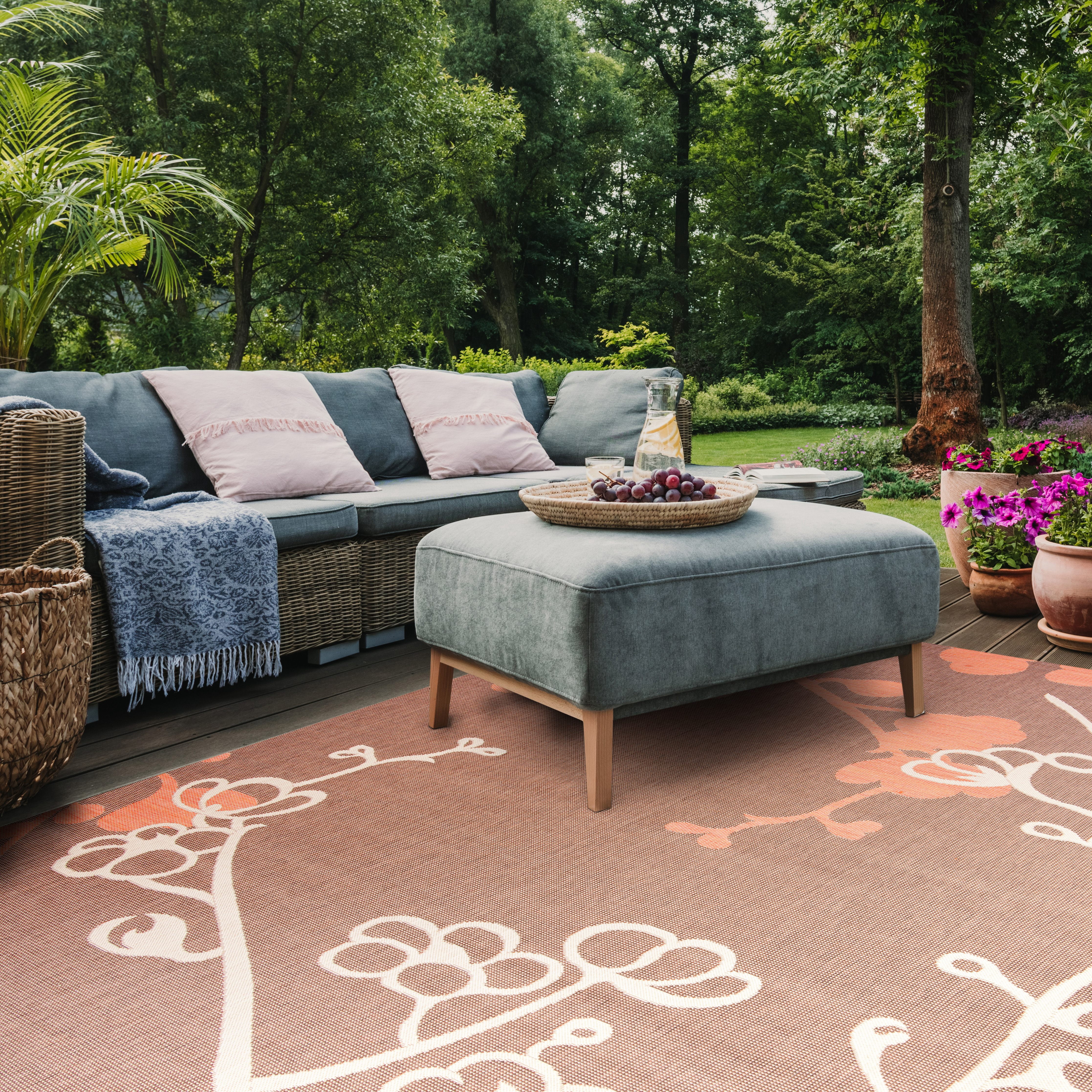 SAFAVIEH Courtyard Christian Floral Indoor/Outdoor Area Rug, 4' x 5'7", Natural Brown/Terracotta