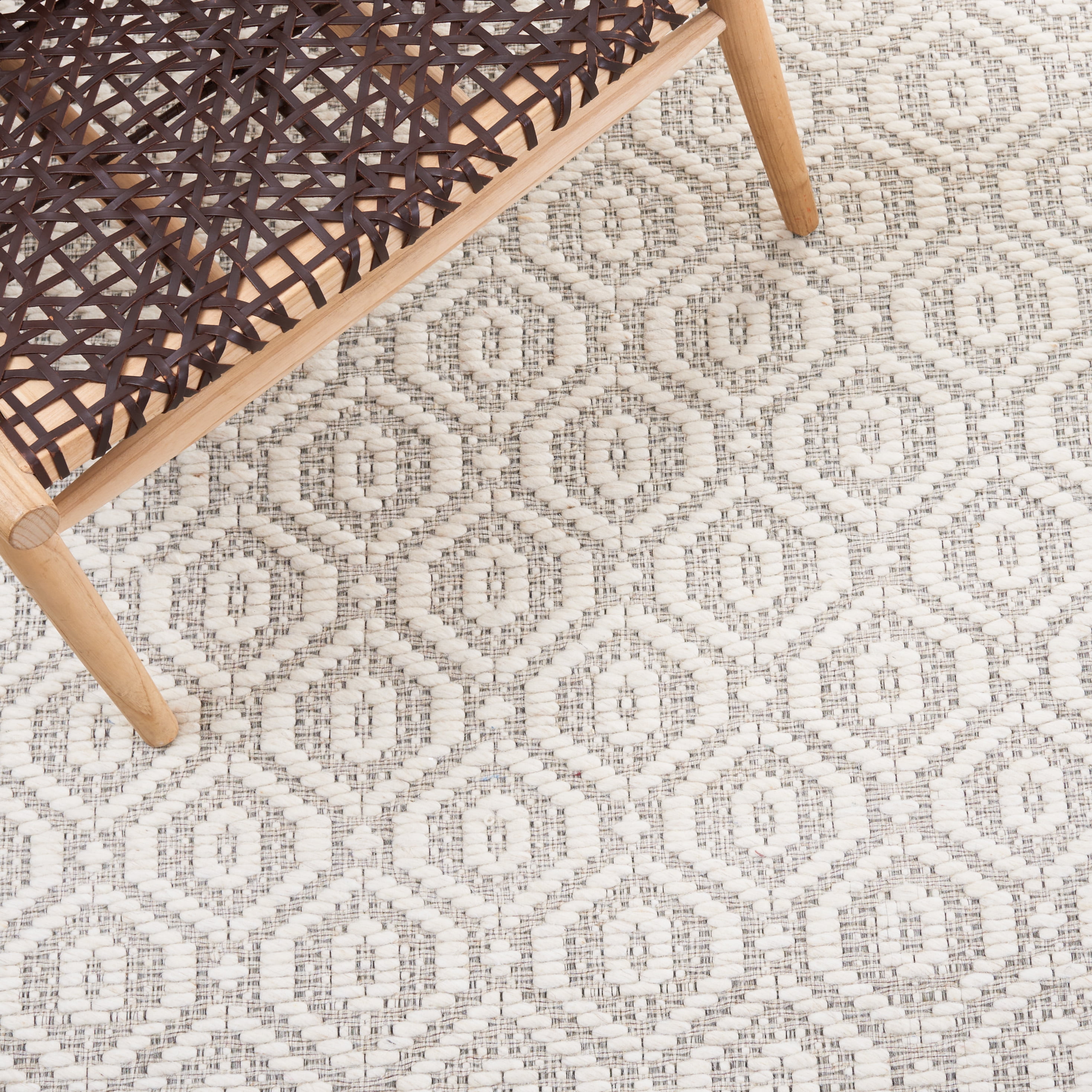 SAFAVIEH Marbella Fabiana Geometric Area Rug, Ivory/Beige, 6' x 6' Round