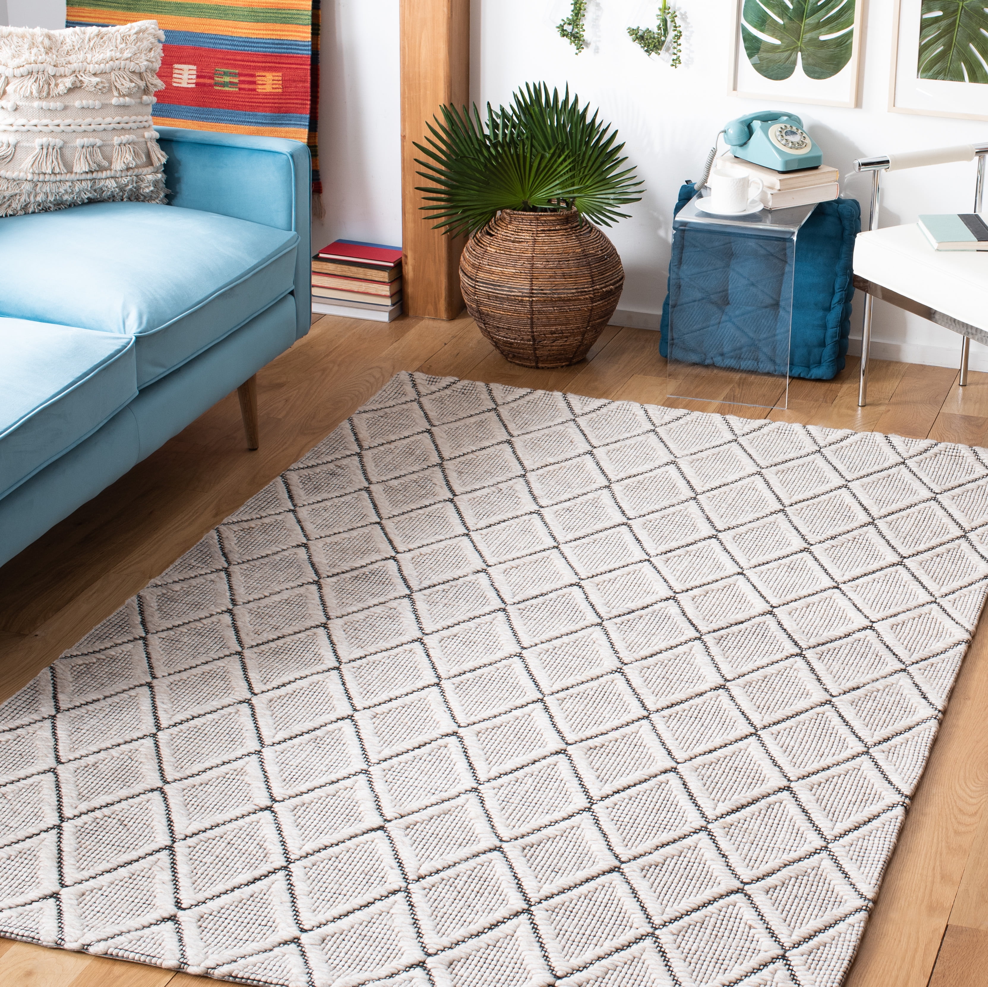 SAFAVIEH Marbella Aniyah Diamond Area Rug, Silver/Black, 6' x 6' Square