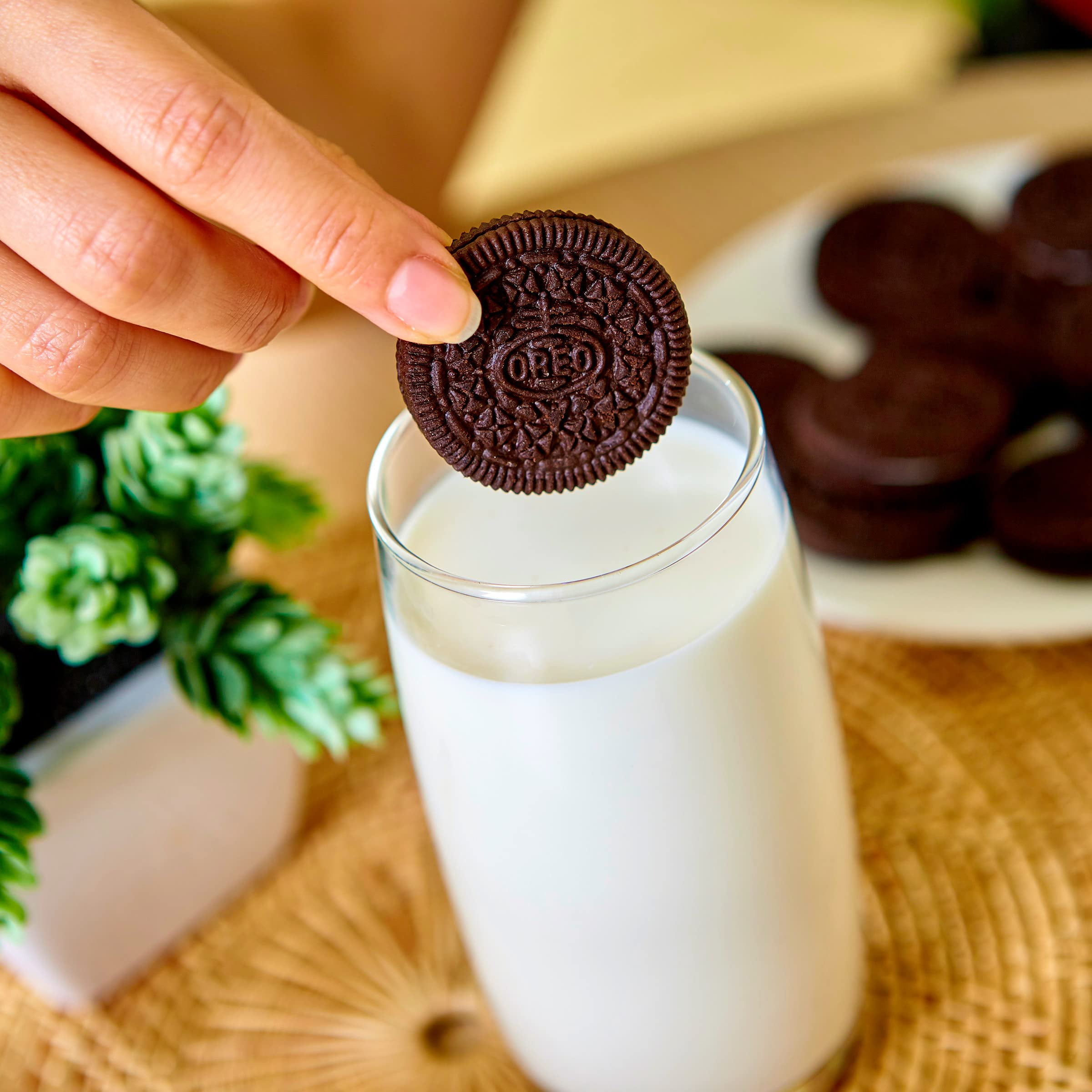 OREO Chocolate Sandwich Cookies, Family Size, (Pack of 14)