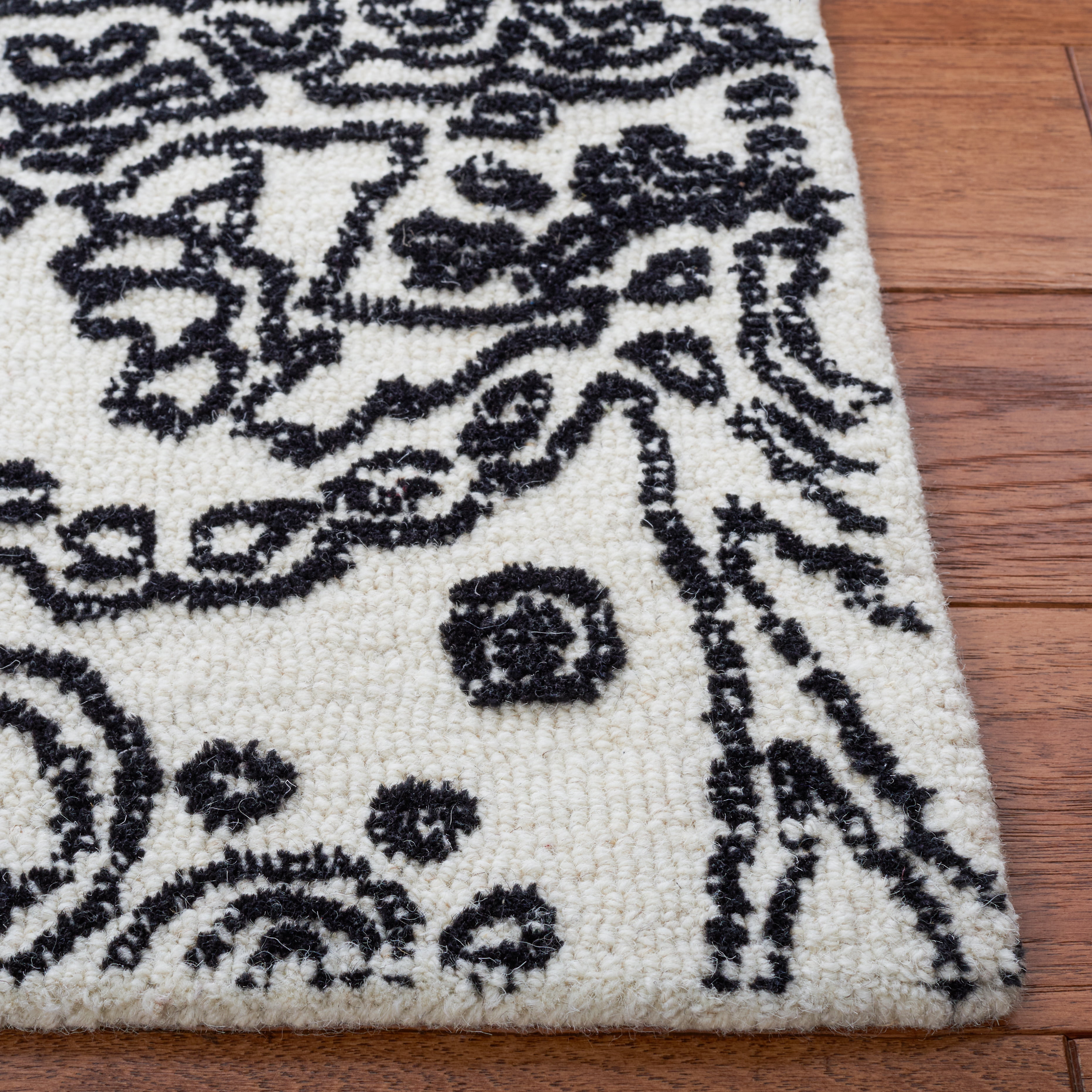 Safavieh Metro Alaois Medallion Area Rug, Ivory/Black, 6' x 6' Square