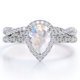 thumbnail image 1 of JeenMata Conjunto de Boda con Halo Pavé Cruzado, Filigrana Art Déco Piedra Lunar Arcoíris en Forma de Pera y Moissanita de 1,5 Quilates, Baño de Oro Blanco de 18 K sobre Plata, 1 of 4
