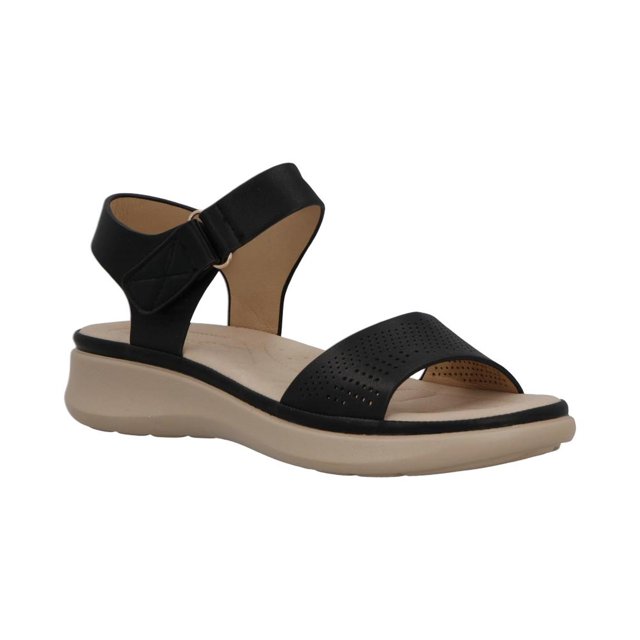 sandalia piso mujer vosse confort comoda negro 25 sandalia negra de piso, vista 3/4 frontal; tira perforada al frente, plantilla acolchada beige, suela baja crema y correa de velcro en el tobillo para ajuste; material sintético que la hace ligera. Suele usarse como calzado casual para viajar.