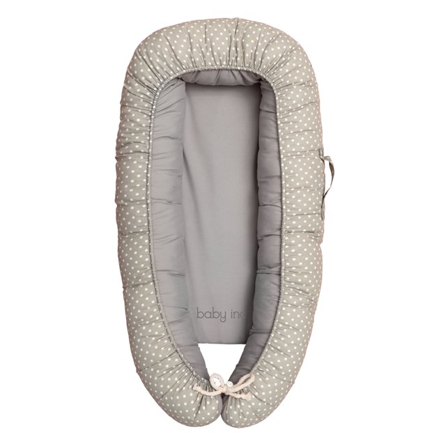camita portátil nido gris baby inc gris nido tipo cuna 50 x 90 cm, vista superior frontal de la camita acolchada en gris con lunares blancos en el borde, colchón interior liso gris con logo "baby inc", cordón ajustable en la base con lazo y asa lateral, funda desmontable con cierre para lavado; uso como cuna de viaje o nido en cama de papás.