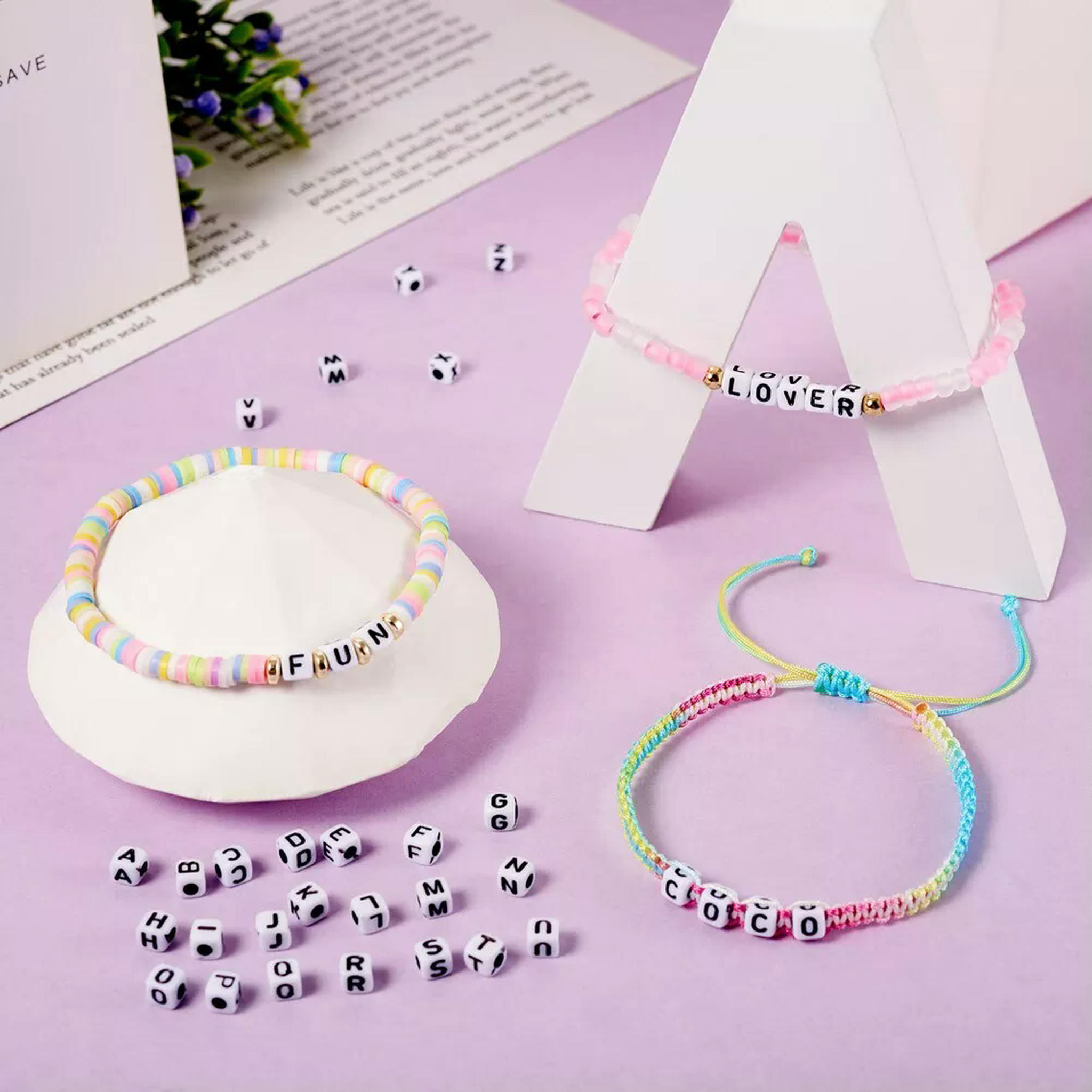 U8MO 1300Pcs Letter A~Z Cube with Black Alphabet White Opaque Acrylic Beads 4~5mm