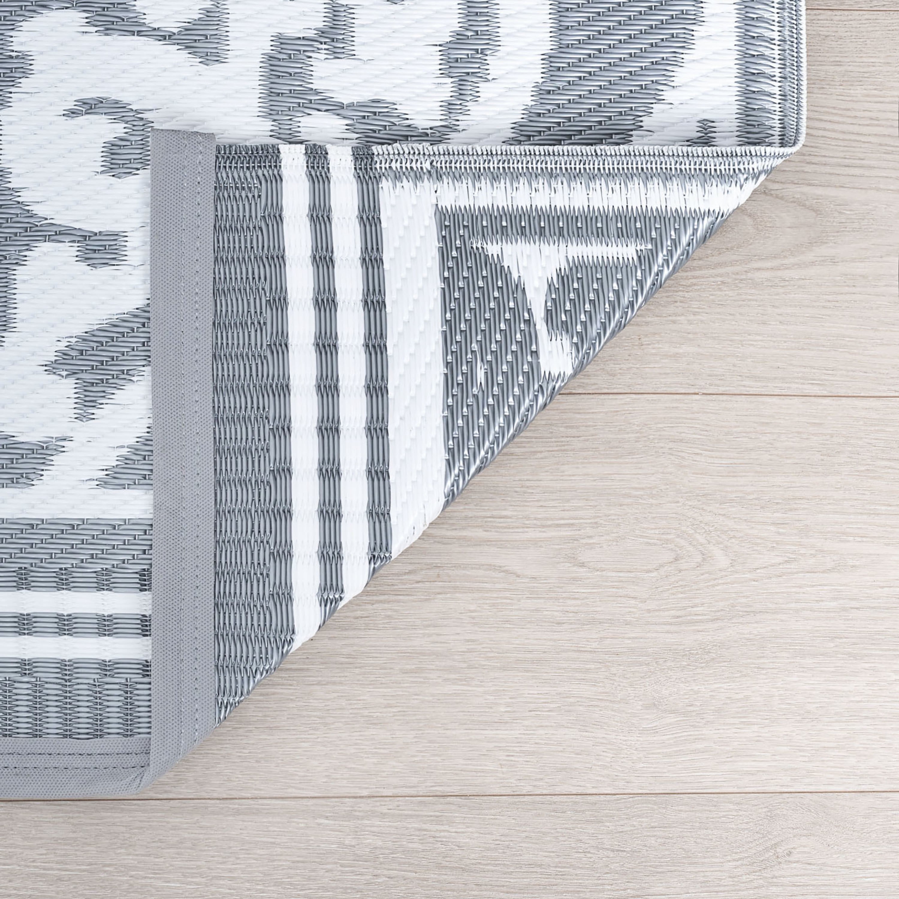 4x6 Reversible Gray and White Polypropylene Outdoor Damask Area Rug